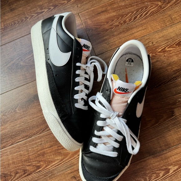 Nike Blazer Low top classic Black and White Sneakers - Picture 2 of 8